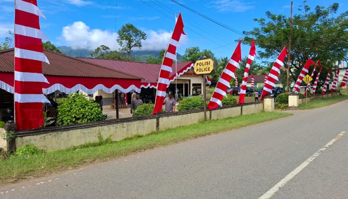 Merah Putih Berkibar di Mapolsek Sengah Temila, Sambut Bhayangkara ke-79
