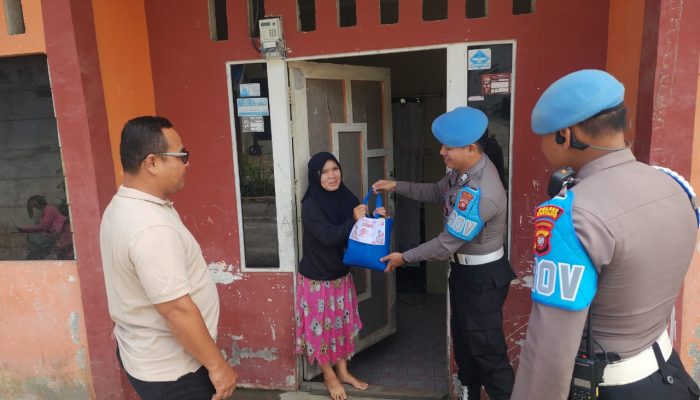 Aksi Propam Berbagi : Anggota Siepropam Polres Sintang Terus Salurkan Bansos Kepada Masyarakat