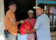 Pimpinan PT.SSM Bagikan Bansos Bencana Banjir Untuk Duafa di Desa Petai Patah
