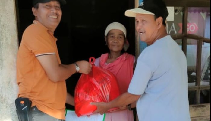 Pimpinan PT.SSM Bagikan Bansos Bencana Banjir Untuk Duafa di Desa Petai Patah