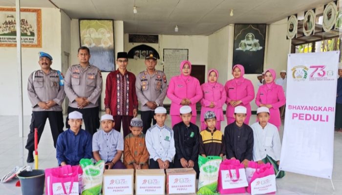 Peringati Hari Bhayangkara, Polsek Teluk Pakedai Bagikan Bansos di Pondok Pesantren