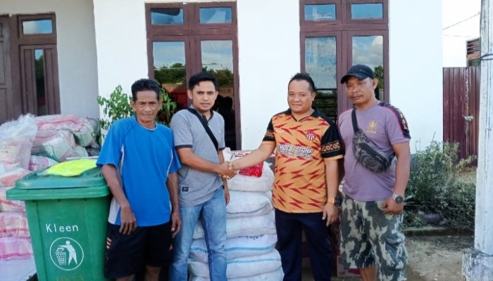 PT.JUS Salurkan Bansos Untuk Empat Desa Terdampak Banjir di Kec. Sandai