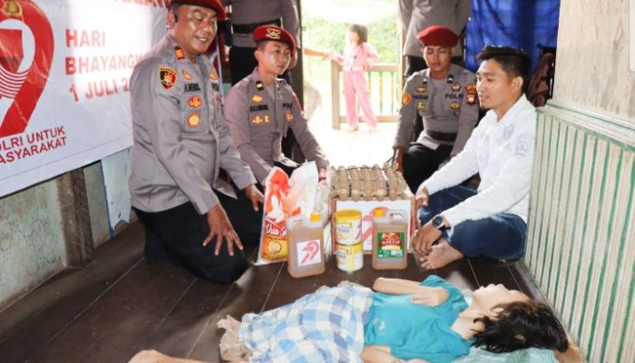 Kasat Reskrim Polres Melawi Kunjungi Rumah Kurnia di Desa Kelakik