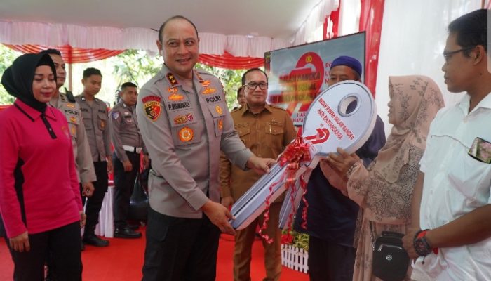 Polda Kalbar Serahkan Kunci Bedah Rumah dan Hadiahkan Sumber Air Bersih di Kubu Raya