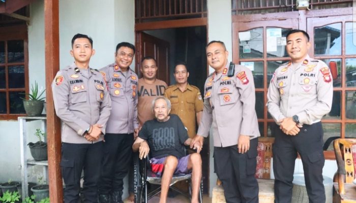 Kapolres Melawi Serahkan Bantuan Kursi Roda Untuk Joko Waluyo