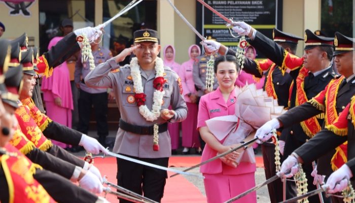 AKBP Muhammad Haris: Pertama Masuk Polres Ketapang, Disambut Tradisi Adat Tepung Tawar