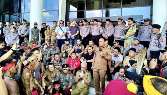 Tolak Transmigrasi Ribuan Masa AKBM Geruduk DPRD dan Kantor Gubernur Kalbar