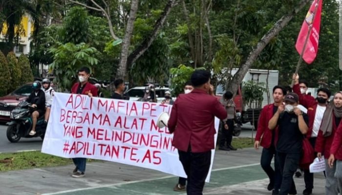 Mahasiswa Kepung DPRD Kalbar, Tuntut Tangkap Mafia Tambang AS dan Tante