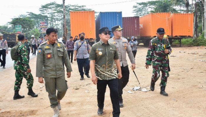 Bupati Sujiwo dan Kapolres Kubu Raya Sidak Parkir Liar Kontainer di Jalan Trans Kalimantan