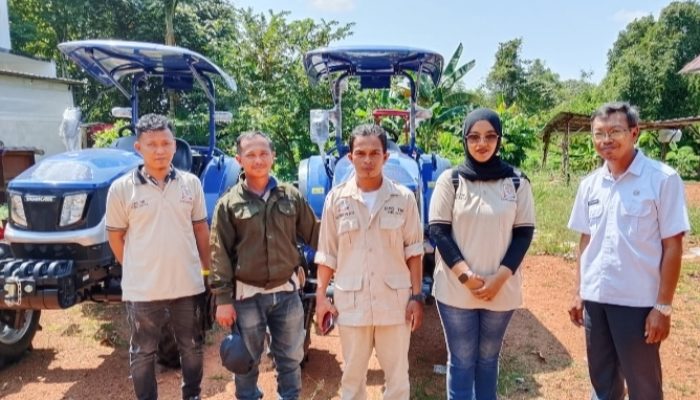DPD Tani Merdeka Indonesia Kubu Raya Serahkan Traktor Kepada Petani Binaan
