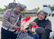 Polres Melawi Bagikan Bendera Kepada Masyarakat Pengguna Jalan