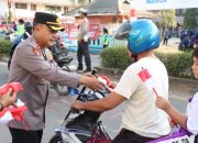 Kapolres Melawi Bagikan Bendera Merah Putih