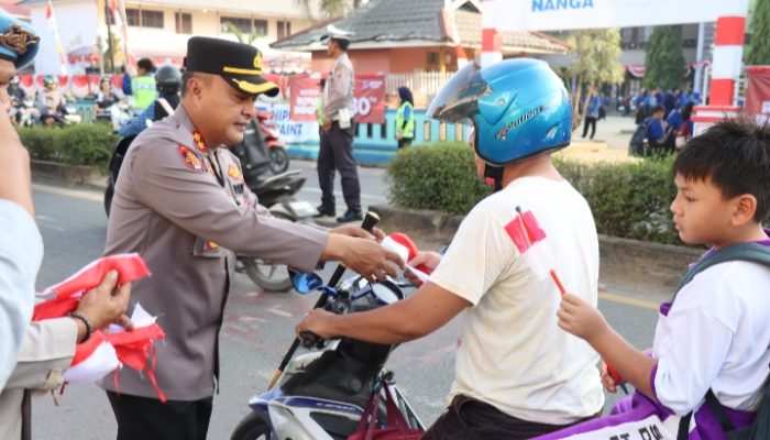 Kapolres Melawi Bagikan Bendera Merah Putih