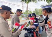 Menjelang HUT RI ke-80, Polres Kubu Raya Bagikan Bendera Merah Putih