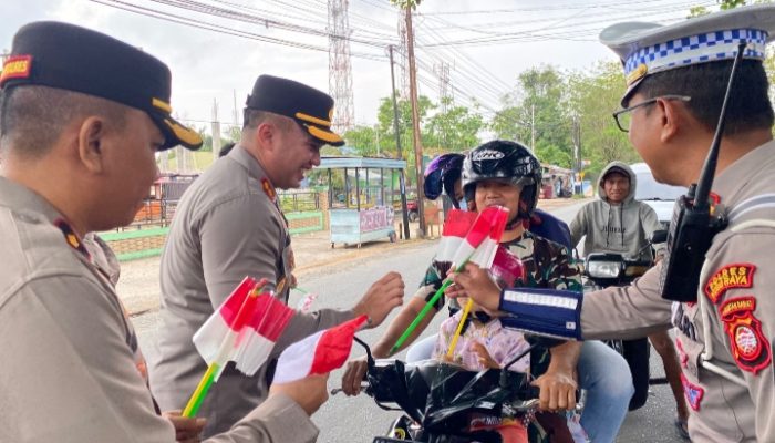 Menjelang HUT RI ke-80, Polres Kubu Raya Bagikan Bendera Merah Putih