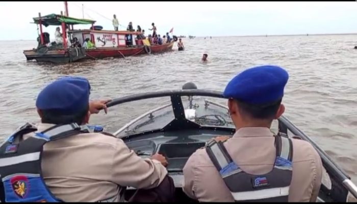 Kasat Polairud Polres Ketapang Pimpin Pengamanan Tradisi Budaya Robo-Robo