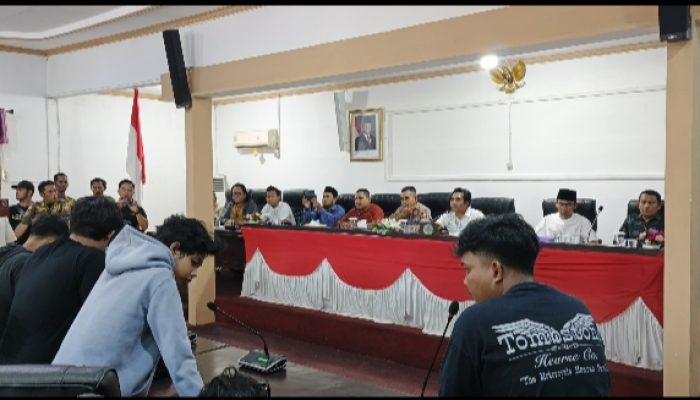 Ratusan Peserta Aksi Demo, Padati Halaman DPRD Kayong Utara