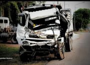 Dump Truk Seruduk Mobil Box di Jln Trans Kalimantan, dua Korban Luka Berat