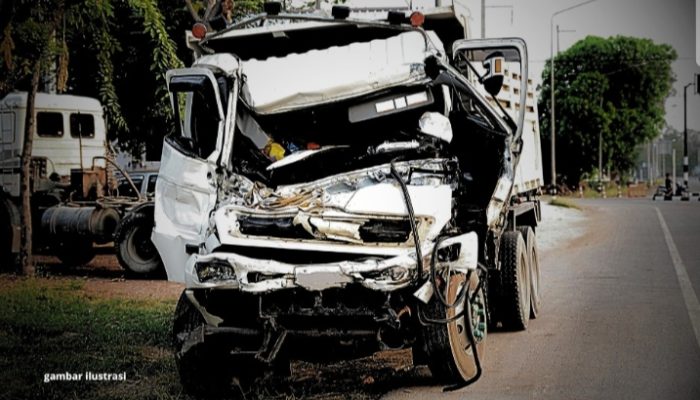 Dump Truk Seruduk Mobil Box di Jln Trans Kalimantan, dua Korban Luka Berat