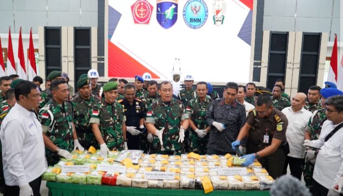 Pangdam XII/Tpr Serahkan 63 Kilogram Sabu dan Pelaku IS ke BNNP Kalbar