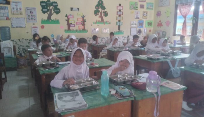 Babinsa Singkawang Tengah Dampingi Program Makan Bergizi Gratis di SDN 8 Singkawang.