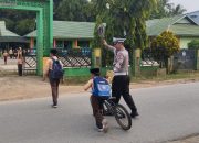 Polsek Mempawah Hulu Laksanakan Pengaturan Lalu Lintas di Area Sekolah dan Pasar Karangan Demi Kelancaran dan Keselamatan Warga