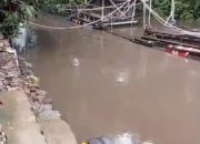 Diduga Tercemar Limbah PT APS, Air Sungai Sekayu Berubah Hitam dan Berbau