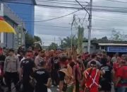Ruas Jalan Nasional Sosok–Sanggau Ditutup, Ratusan Massa Adat Turun Aksi Ritual di Moling