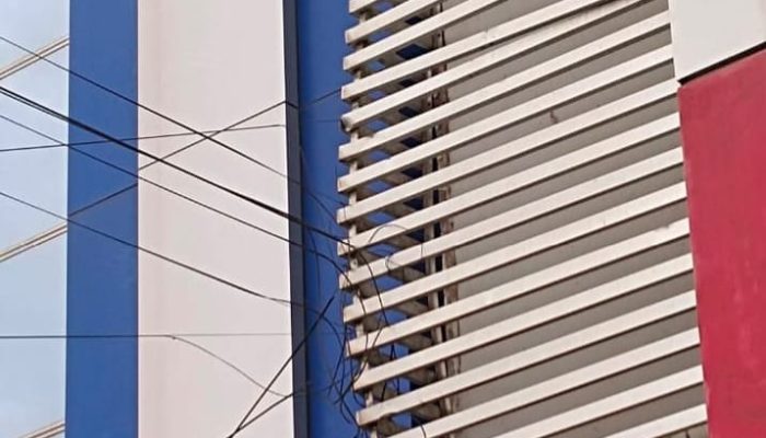 Pemilik Ruko di Sungai Pinyuh Keluhkan Kabel Telkomsel Diikat di Teralis Bangunan