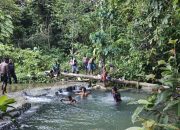 Personil Satgas TMMD Mandi Bersama Anak Anak