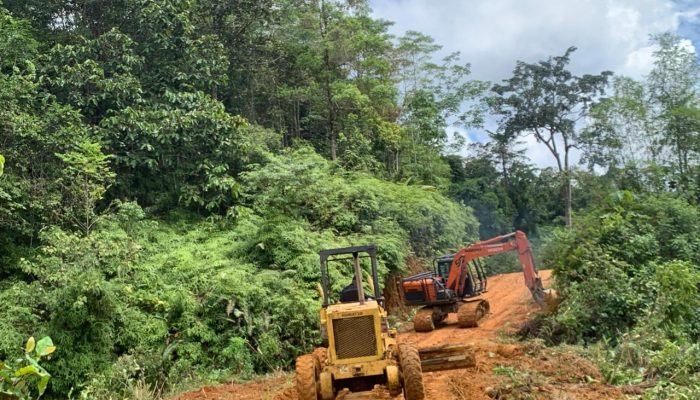 Alat Berat Dikerahkan untuk Percepatan Pengerjaan Jalan TMMD Ke-128 Kodim 1204/Sanggau
