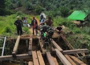 Warga Sambut Baik Perbaikan Jembatan Oleh Satgas TMMD Ke-128 Kodim 1204/Sanggau