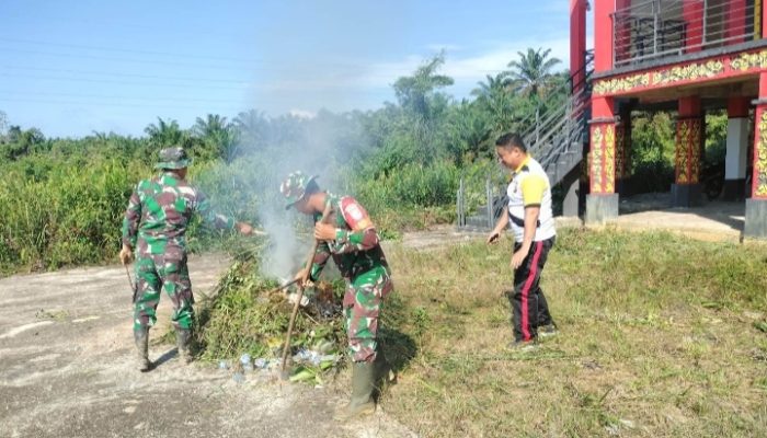 Jumat Bersih Bersama Porkopimcam Tayan Hulu, Wujudkan Lingkungan Asri Jelang Peresmian Rumah Betang