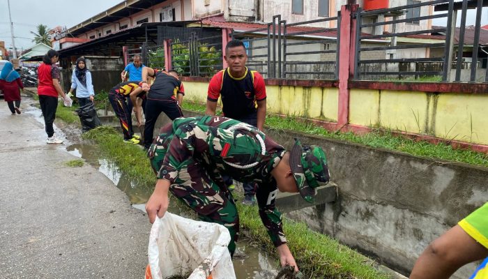 Dalam Rangka Memperingati Hari Lingkungan Hidup, Kodim 1204/Sanggau Bersama Pemda dan Polres Sanggau Gelar Aksi Bersih-Bersih di Terminal Bus dan Pasar Jarai