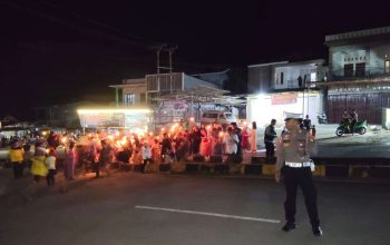 Kebersamaan Warnai Pawai Obor 1 Muharram di Entikong, Polisi Hadir Jaga Keamanan