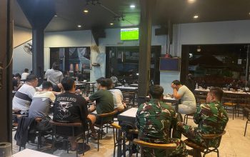 *Memperkuat Komunikasi Sosial dengan Warga, Kodim 1204/Sanggau Gelar Nonton Bareng Piala Dunia*
