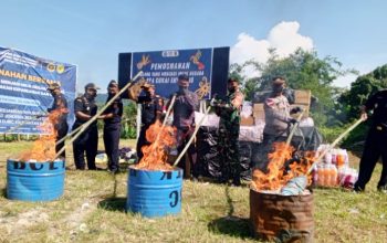 Bea Cukai Entikong dan Bea Cukai Sintete Musnahkan Barang Hasil Penindakan Kepabeanan Senilai Ratusan Juta Rupiah