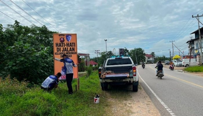 Satlantas Polres Sanggau Perkuat Kesadaran Berlalu Lintas, Banner Kamseltibcar Dipasang di Sejumlah Titik Strategis