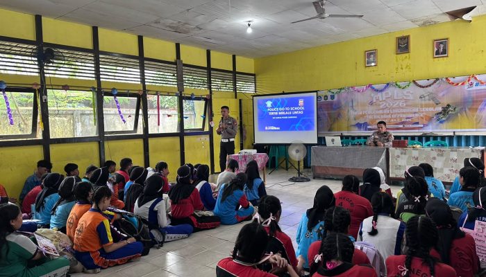 Kasat Lantas Polres Sanggau Tanamkan Budaya Tertib Berlalu Lintas kepada Siswa Baru SMA Negeri 1 Sanggau