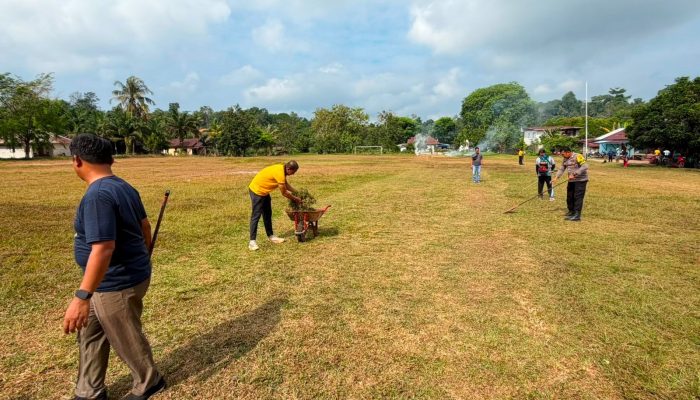 Semangat Kemerdekaan dari Teraju, Polsek Toba dan Warga Bersihkan Lapangan Bersama