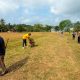 Semangat Kemerdekaan dari Teraju, Polsek Toba dan Warga Bersihkan Lapangan Bersama