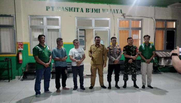 Forkopimcam Tayan Hulu Cek Lapangan Tindak Lanjuti Dugaan Pencemaran Sungai Lape, Sampel Residu Diambil untuk Uji Laboratorium