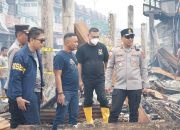 Kapolres Bengkayang Turun Langsung Bantu Padamkan Kebakaran yang Hanguskan 50 Ruko di Pasar Sungai Duri