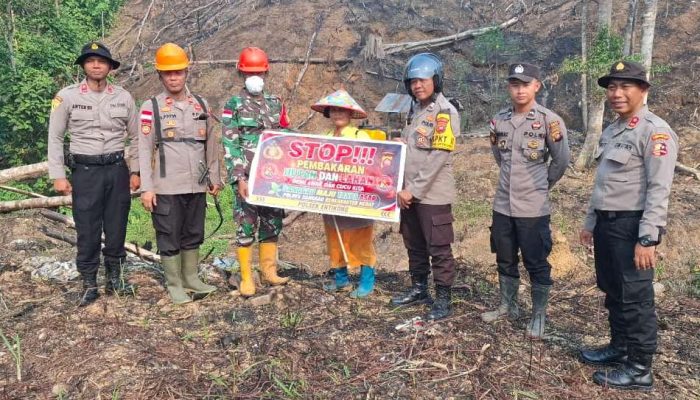 Patroli Siaga Api di Entikong, Polisi Cek Lahan Bekas Bakar dan Padamkan Sisa Api