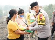 Tak Hanya Cek Titik Api, Kapolres Bengkayang Turun Langsung Beri Bantuan dan Edukasi Warga