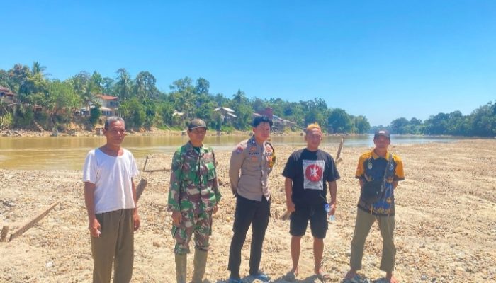 Polsek Nanga Tayap Bersama Koramil dan Perangkat Desa Cek Lokasi PETI di Desa Mensubang