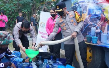 Kemarau Panjang, Polres Bengkayang Sulap AWC Jadi Pengangkut Air Bersih untuk Masyarakat