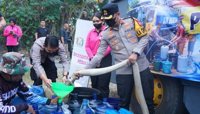 Kemarau Panjang, Polres Bengkayang Sulap AWC Jadi Pengangkut Air Bersih untuk Masyarakat