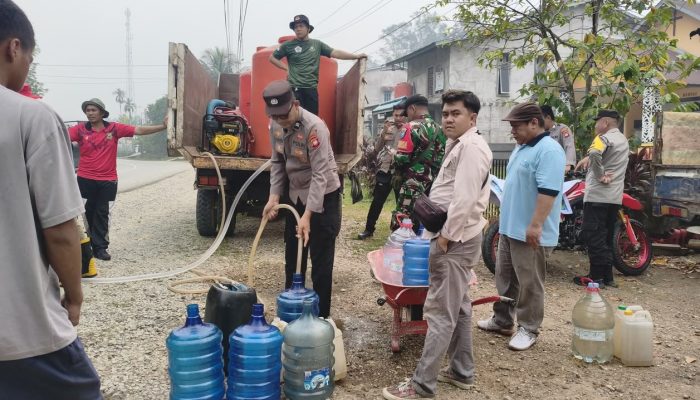 Wujud Kepedulian di Musim Kemarau, Polsek Beduai Salurkan Air Bersih untuk Warga