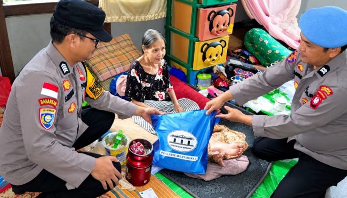 Ringankan Beban Warga Terdampak Asap Karhutla, Polsek Tayan Hilir Bagikan Bansos